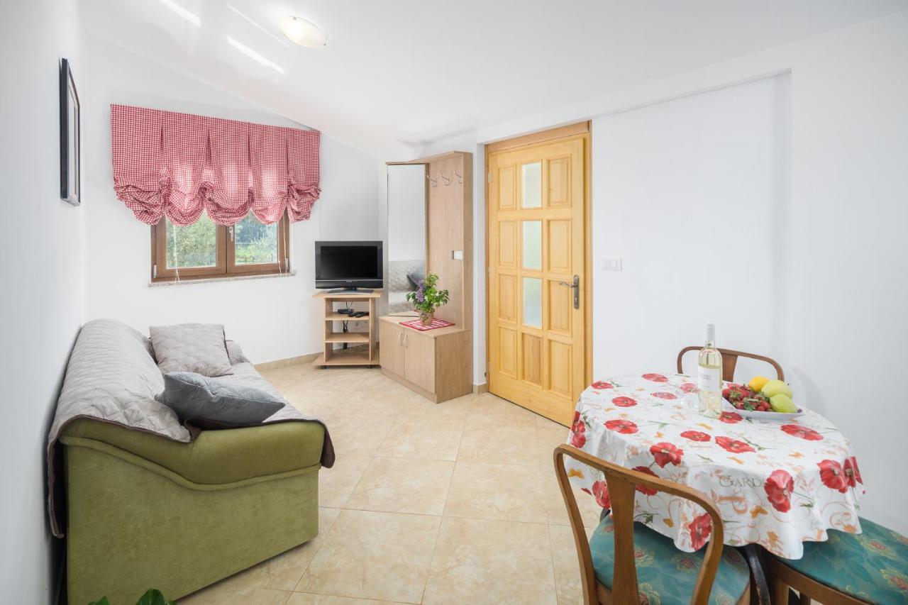 Relaxing Farm House Near Apartment Porec